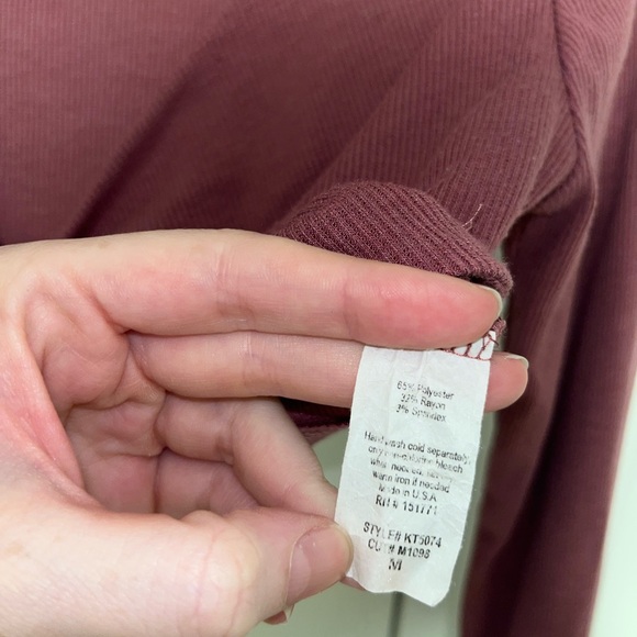 LE LIS Brand Pink Long Sleeve V-neck Crop Top w/ Tie Detail - Picture 7 of 7